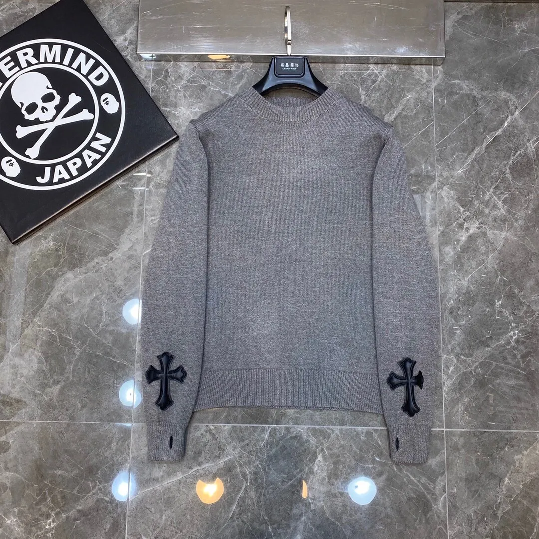 P236 Chrome Hearts 🍁Autumn and winter sweater series🍁 Three-dimensional jacquard on the back ➕ Leather opening process on the cuffs Selected high-quality wool blended knitted fabric Non-common version on the market Recommended colors: black gray white green
